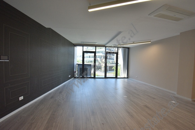 Ambient zyre me qira tek Residenca Lake View, prane Liqenit Artificial ne Tirane.
Pozicionohet ne k